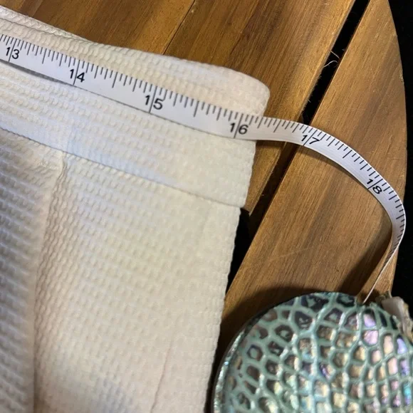 Club Monaco Scalloped Hem White Chino Shorts Women's Size 4 Textured - Picture 3 of 15